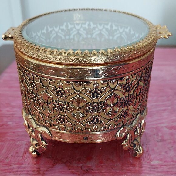 Vtg Oval Gold Tone Filigree Ormolu Footed Jewelry Box w/ Clear Glass Hinged Top - Picture 6 of 16